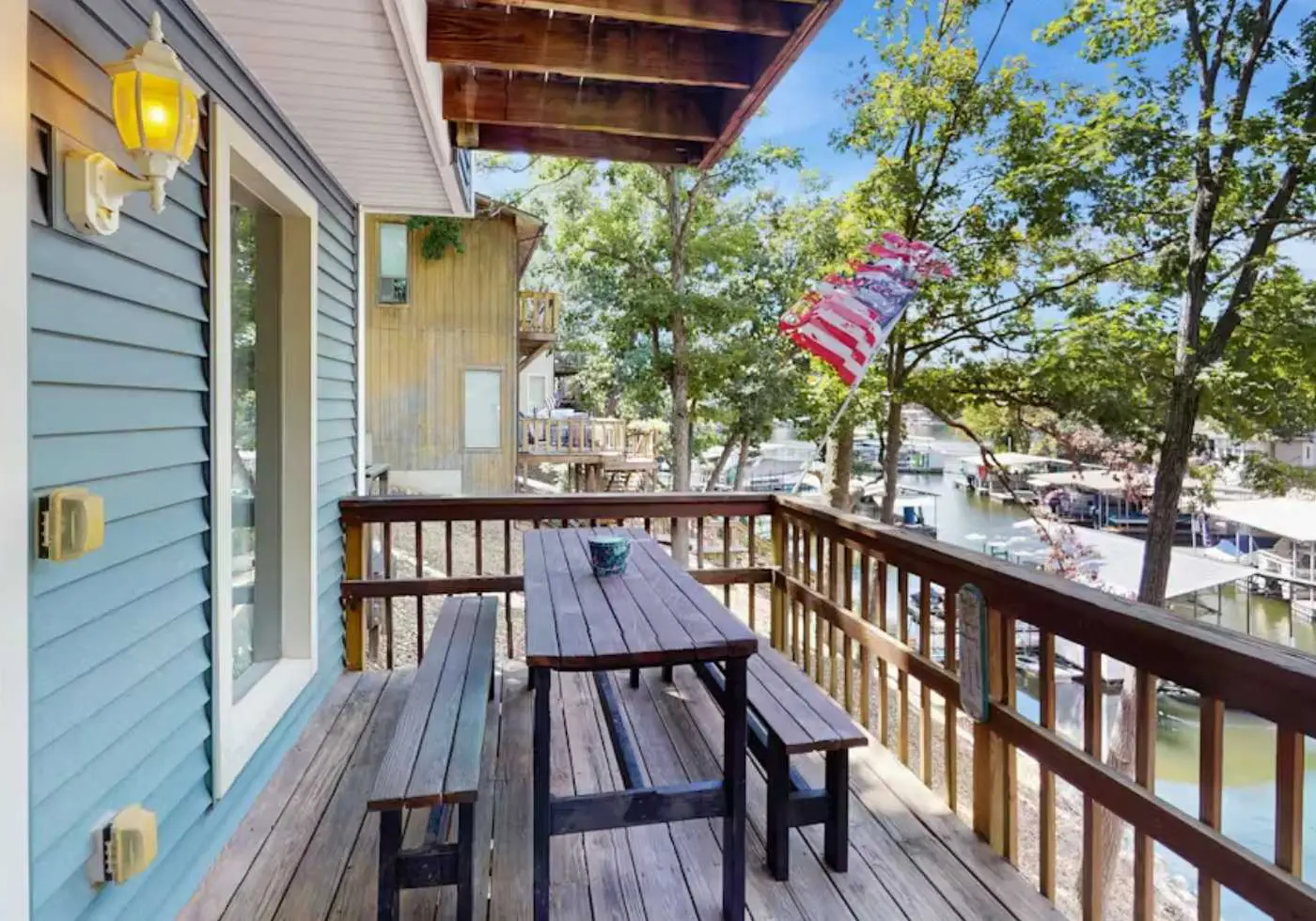 Charming lakefront Escape with Private Dock, Kayaks, and Beautiful Views