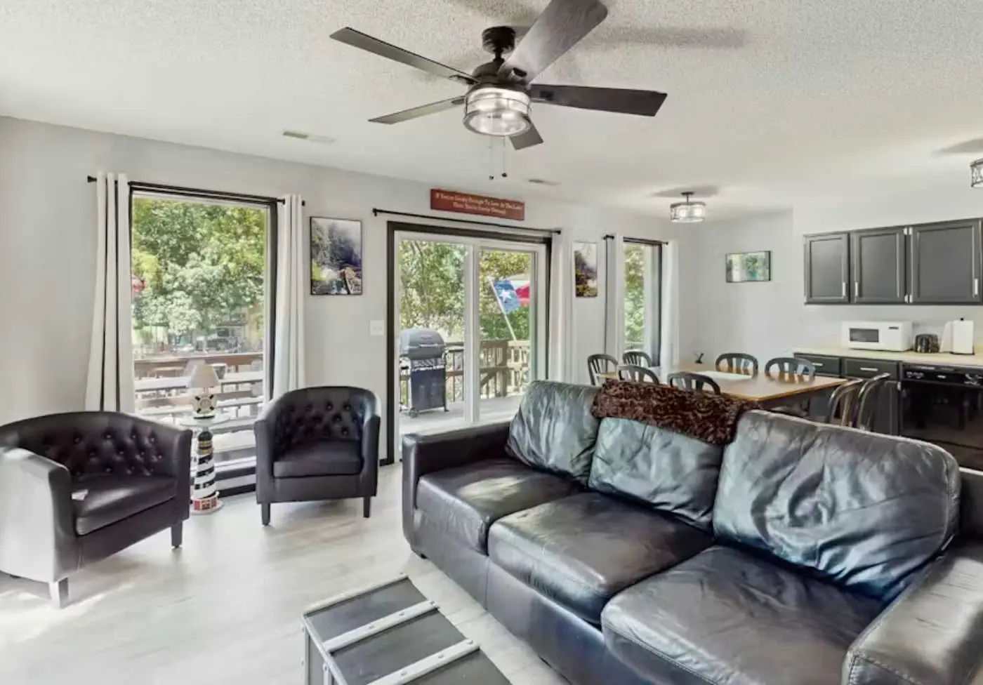 Charming lakefront Escape with Private Dock, Kayaks, and Beautiful Views
