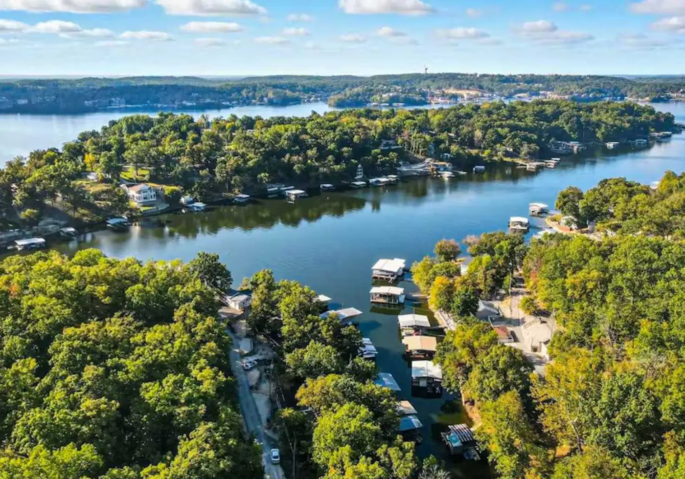 Charming lakefront Escape with Private Dock, Kayaks, and Beautiful Views