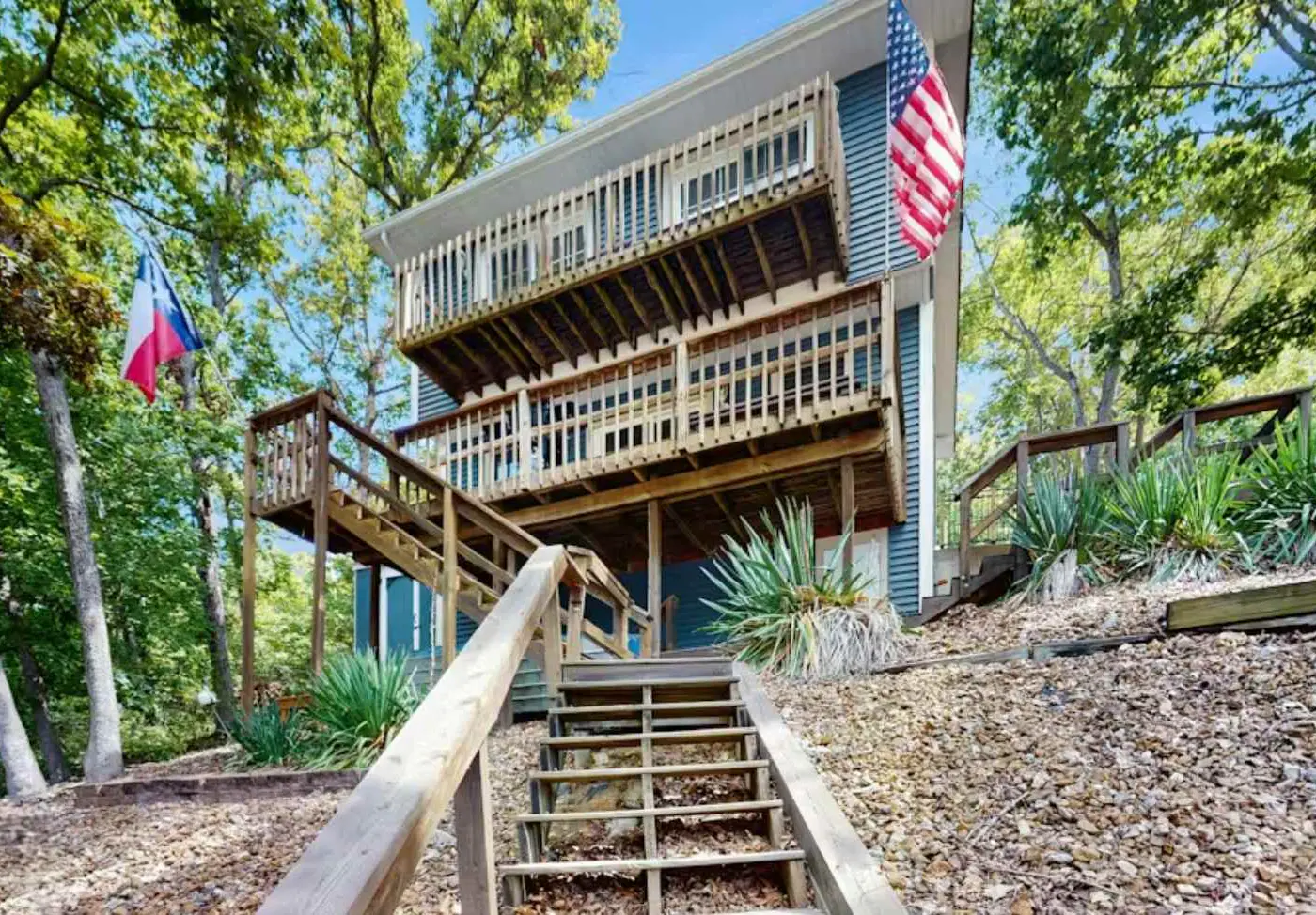 Charming lakefront Escape with Private Dock, Kayaks, and Beautiful Views