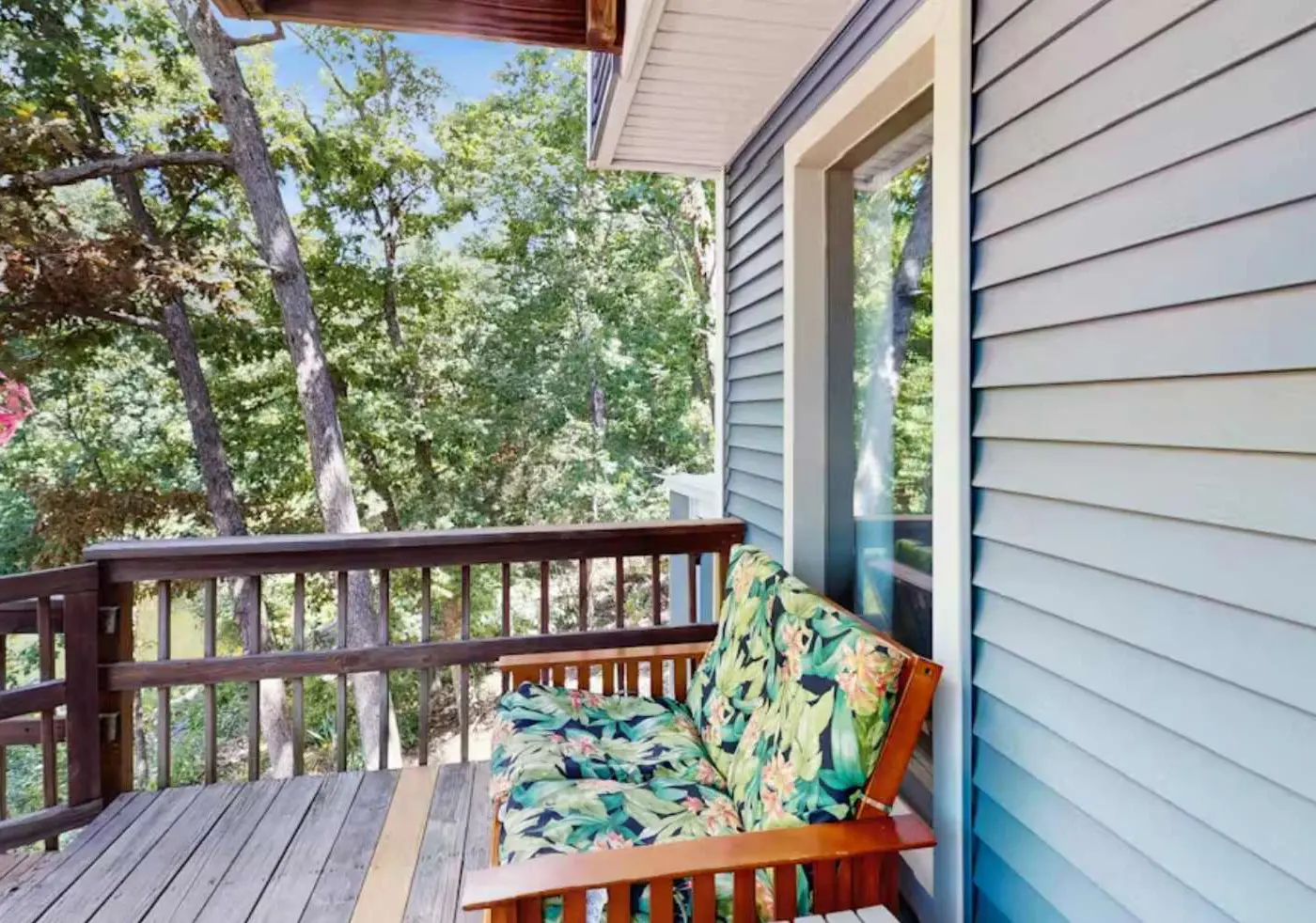 Charming lakefront Escape with Private Dock, Kayaks, and Beautiful Views