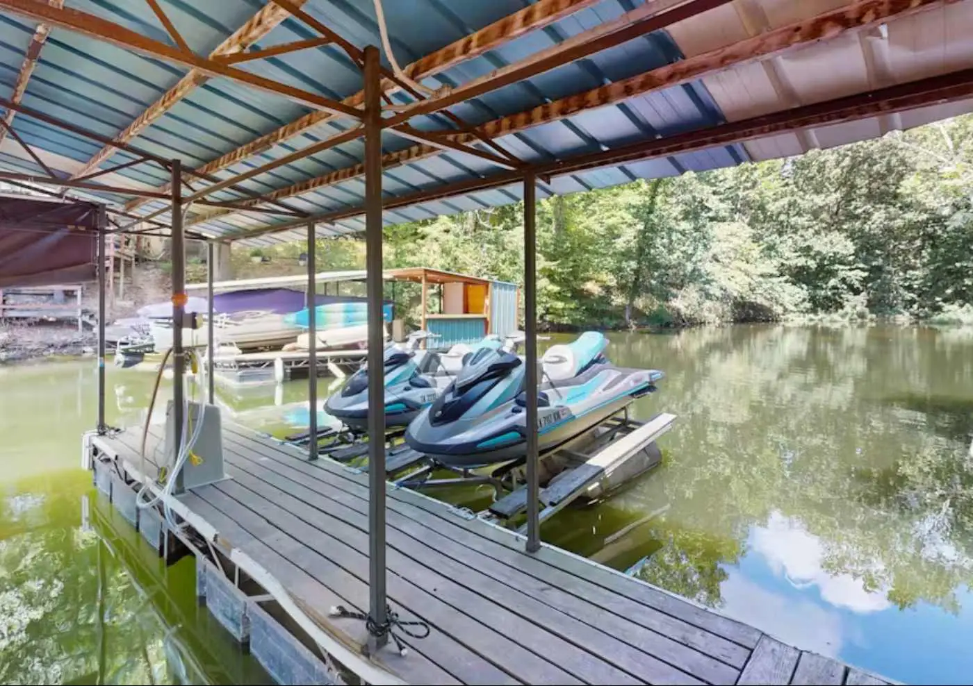 Charming lakefront Escape with Private Dock, Kayaks, and Beautiful Views