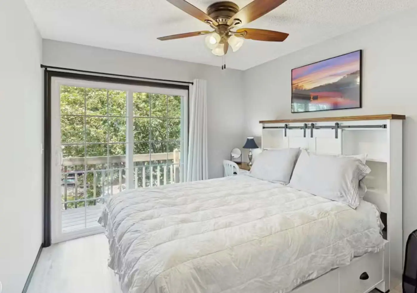 Charming lakefront Escape with Private Dock, Kayaks, and Beautiful Views