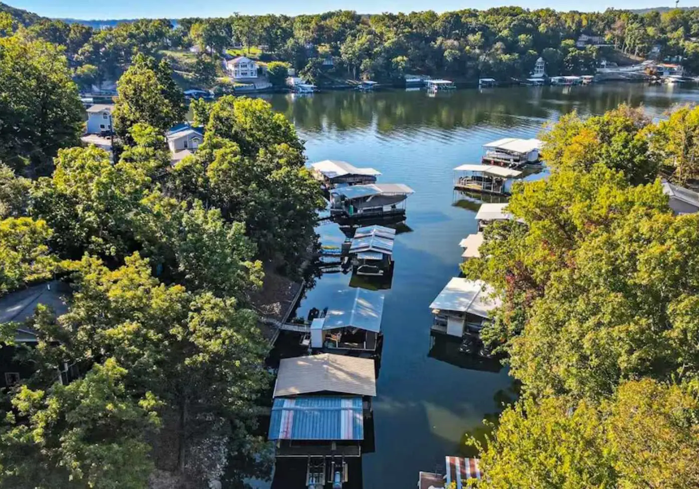 Charming lakefront Escape with Private Dock, Kayaks, and Beautiful Views