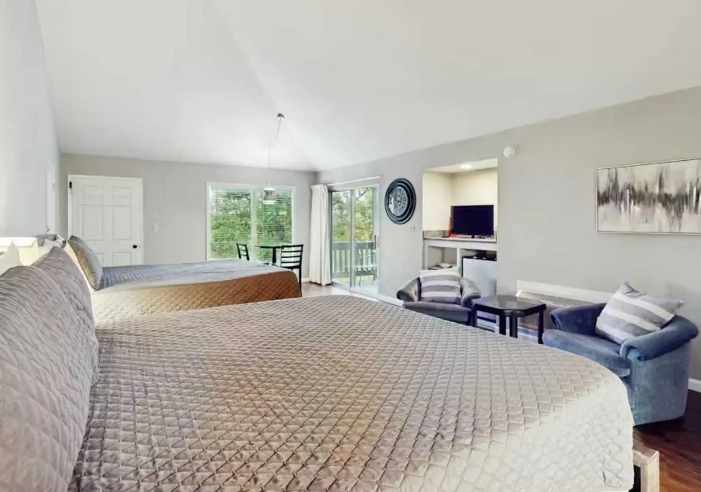 Charming 3BR House - Golf & POOLS - Osage Beach