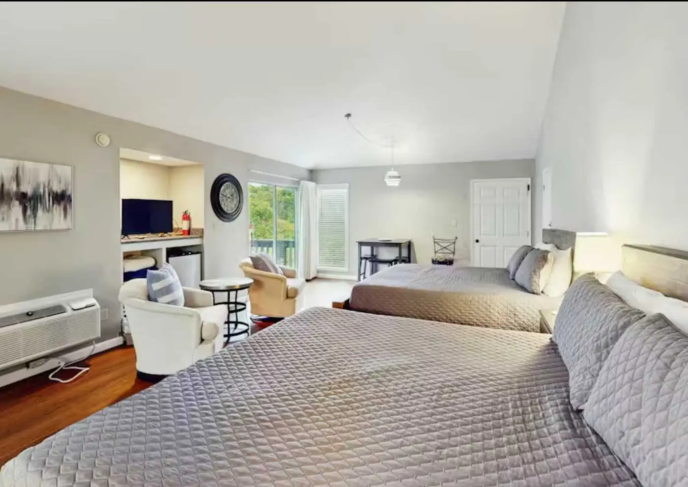 Charming 3BR House - Golf & POOLS - Osage Beach