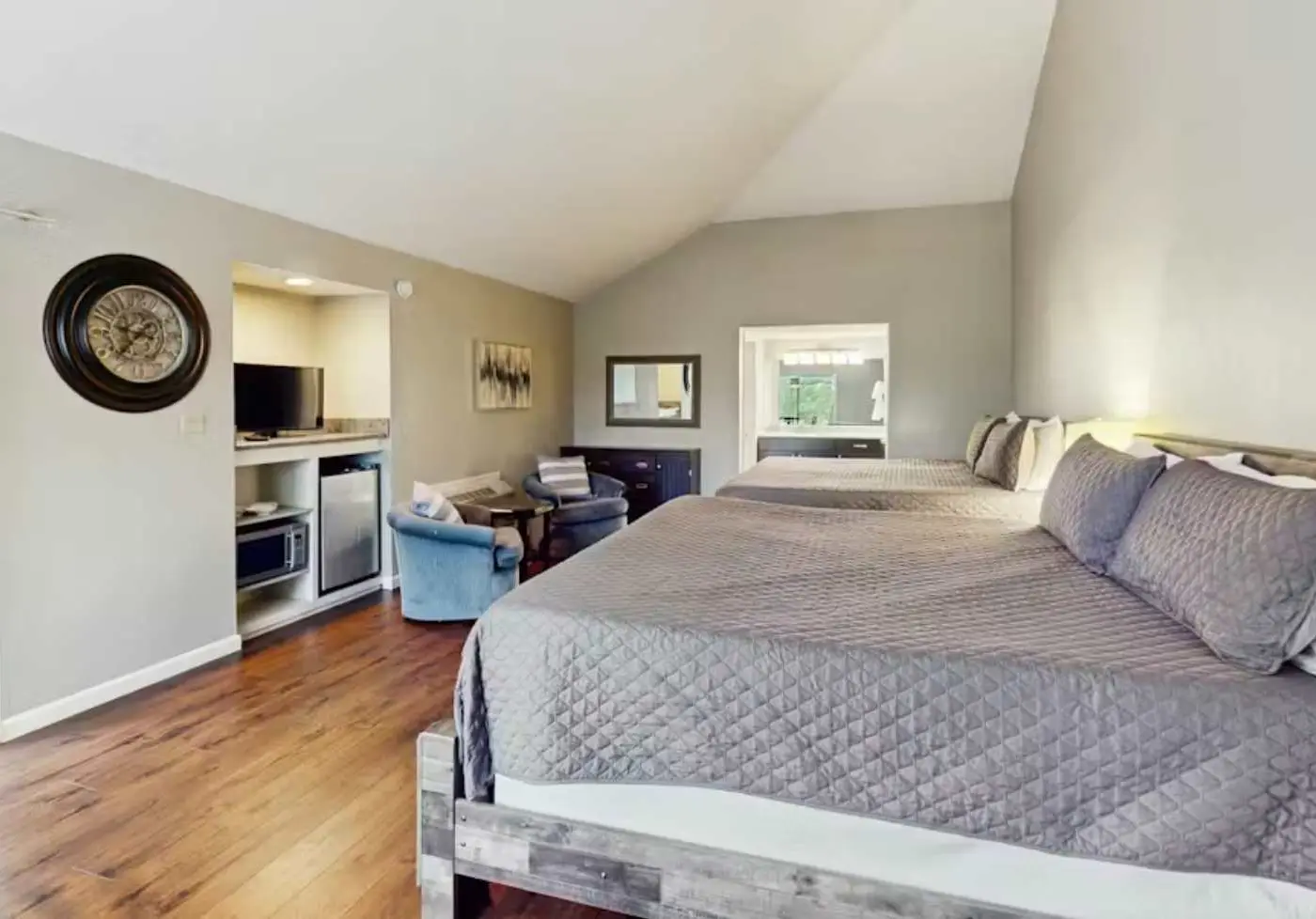 Charming 3BR House - Golf & POOLS - Osage Beach