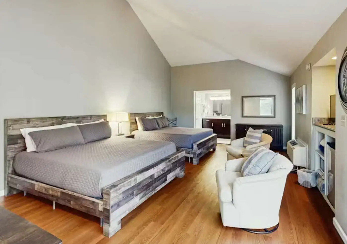 Charming 3BR House - Golf & POOLS - Osage Beach