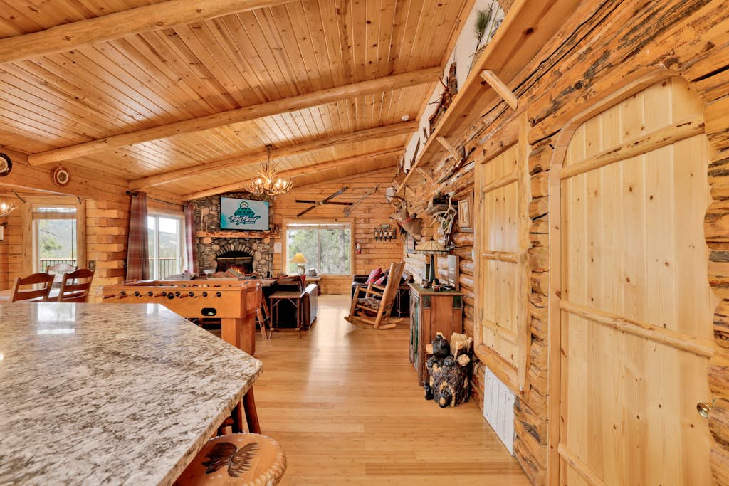Aspen Bear Retreat | Spa, Mountain Views, Near Bear Mountain & Slopes Sleeps 8