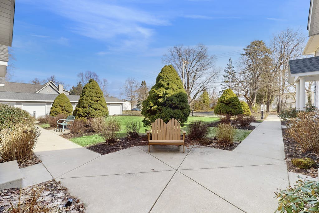 Spacious, two-story condo w/ fireplace Walking distance to the river