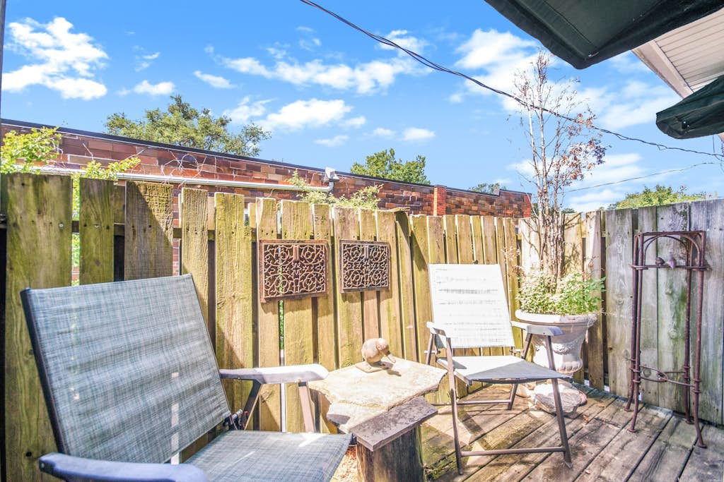 Downtown, dog-friendly condo w/ a full kitchen, gas fireplace, & balcony