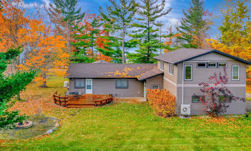 Spacious, airy home near Little Glen Lake with gas grill, deck, and new firepit