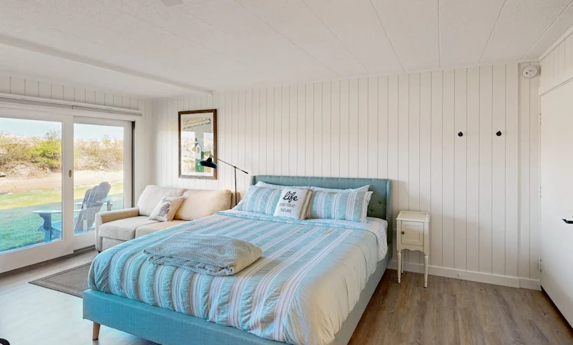 Inviting studio on The Crystal River/Lake Michigan with kitchenette, AC & WiFi