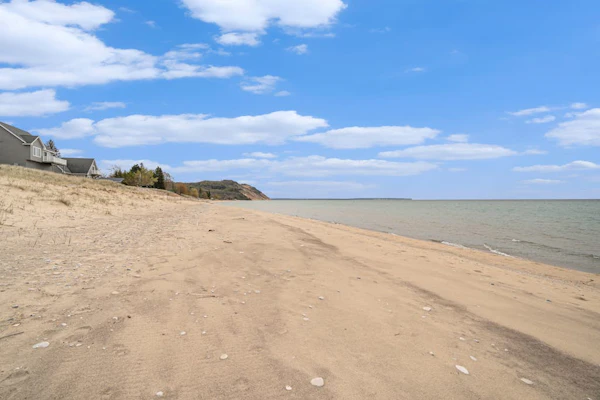 Lakefront cabin with 100 ft of Lake Michigan beach, full kitchen, loft, & deck