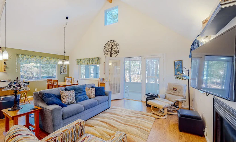 Welcoming home in Downtown Glen Arbor with firepit, fireplace, washer/dryer