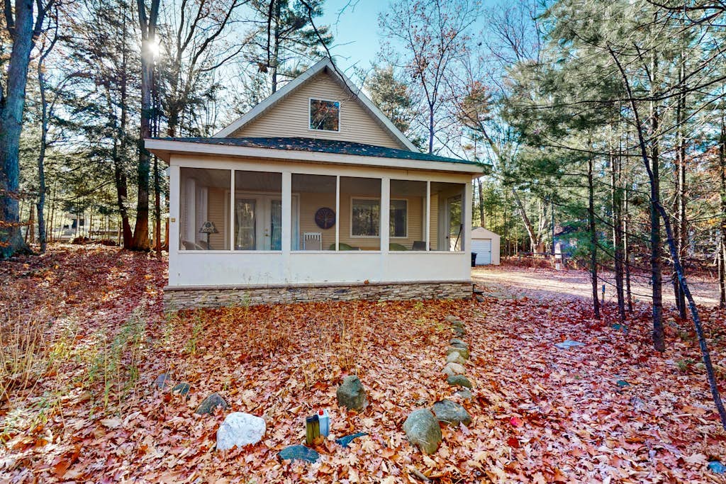 Welcoming home in Downtown Glen Arbor with firepit, fireplace, washer/dryer