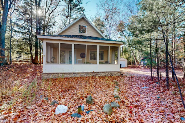 Welcoming home in Downtown Glen Arbor with firepit, fireplace, washer/dryer