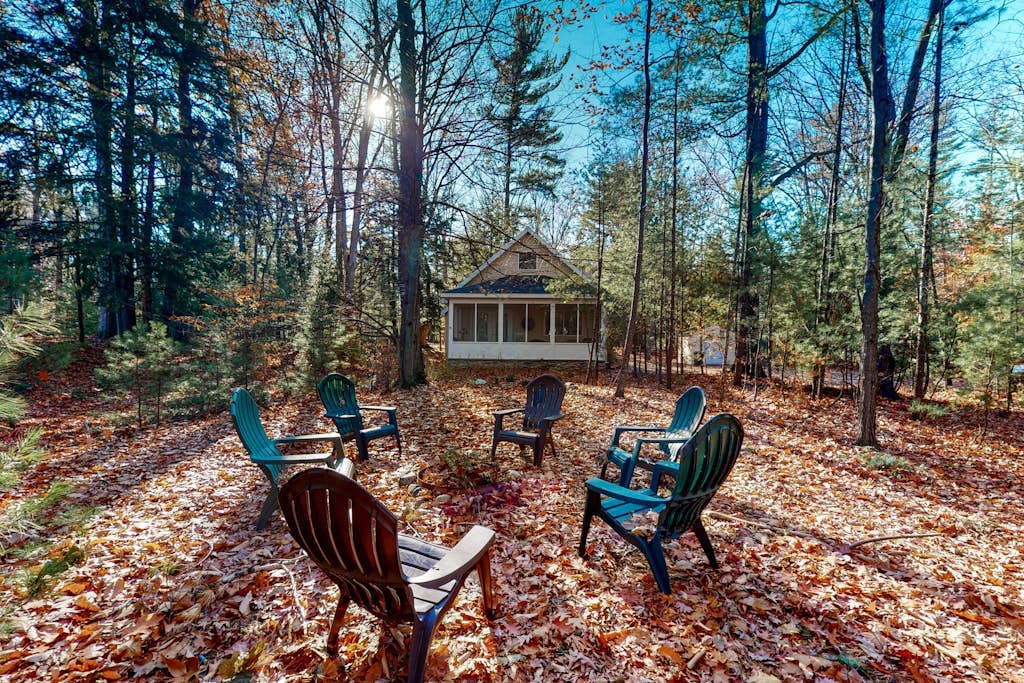 Welcoming home in Downtown Glen Arbor with firepit, fireplace, washer/dryer