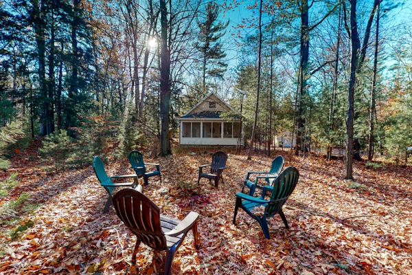 Welcoming home in Downtown Glen Arbor with firepit, fireplace, washer/dryer