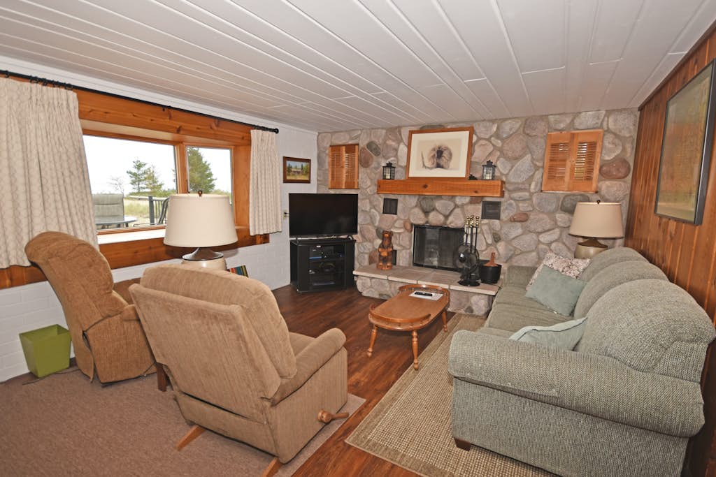 Beachfront cottage with Lake Michigan views, fireplace, gas grill, firepit, deck