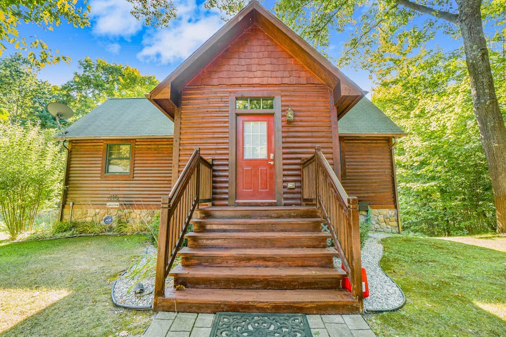 Charming lake cottage with a wet bar, firepit, fast WiFi, & washer/dryer