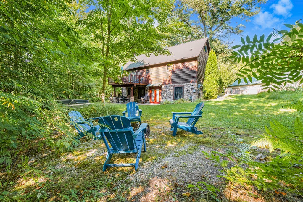 Charming lake cottage with a wet bar, firepit, fast WiFi, & washer/dryer