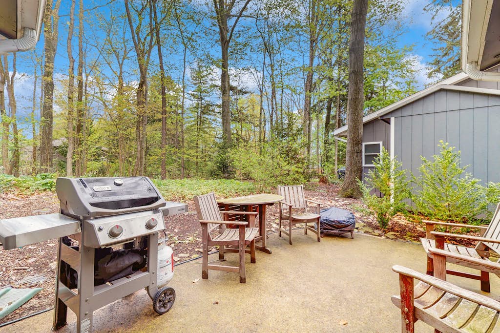 Dog-friendly cottage with private beach, screened porch, wood fireplace & AC