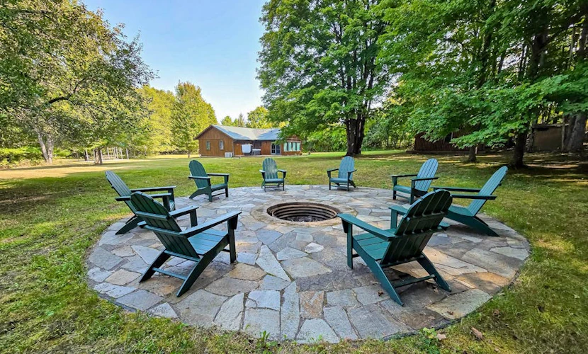 Riverside wooded home with outdoor hot tub, fire pit, gas grill & WIFI