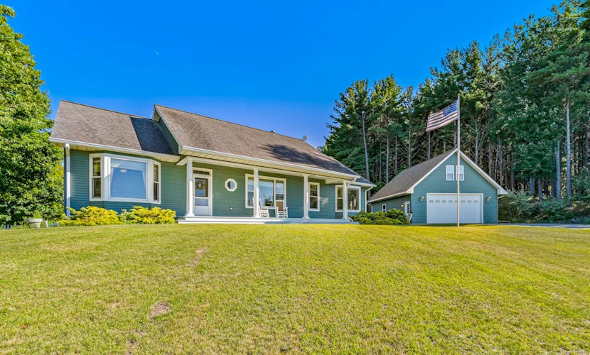 Gorgeous, dog-friendly home near the lake with fireplace, grill & washer/dryer