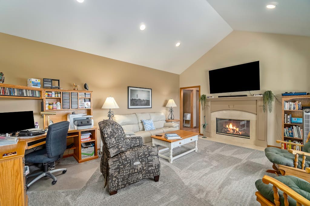 Gorgeous, dog-friendly home near the lake with fireplace, grill & washer/dryer