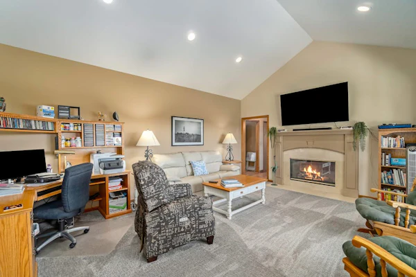 Gorgeous, dog-friendly home near the lake with fireplace, grill & washer/dryer