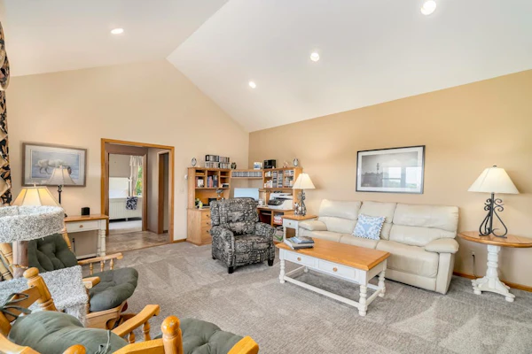 Gorgeous, dog-friendly home near the lake with fireplace, grill & washer/dryer