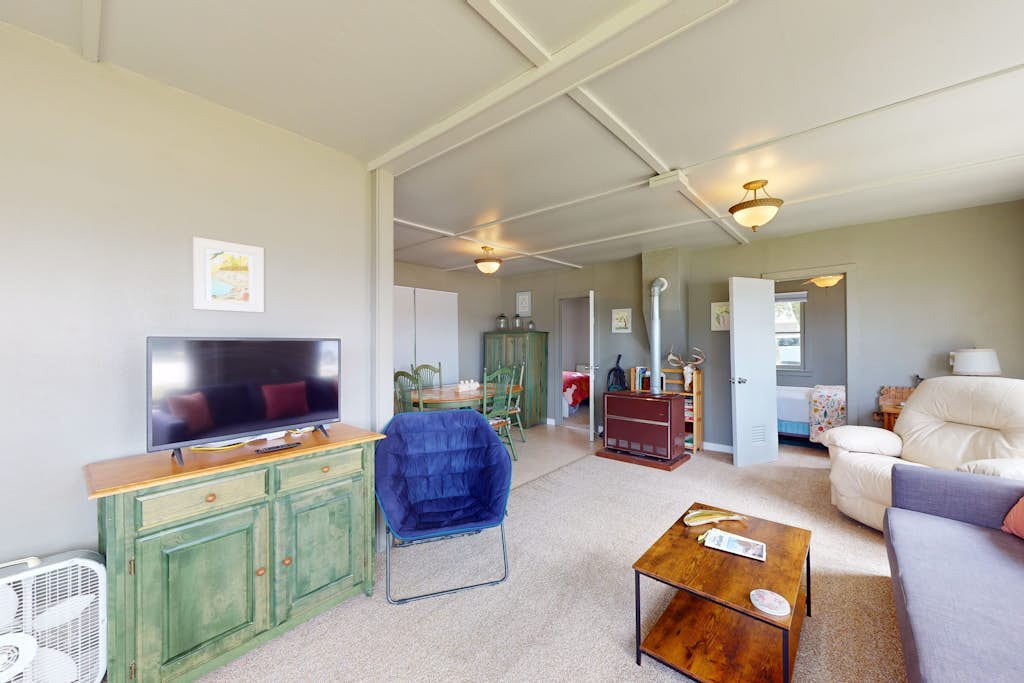 Cozy cottage with water views, spacious lawn, patio, & WiFi