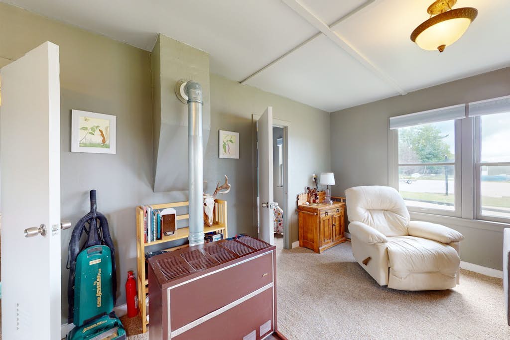 Cozy cottage with water views, spacious lawn, patio, & WiFi