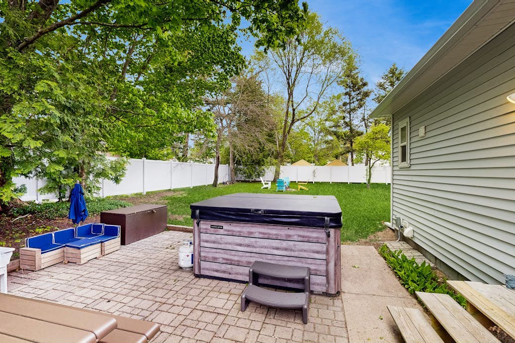 Arcadia Retreat w/ private hot tub, gas grill, fire pit, near beach, Dogs- YES!