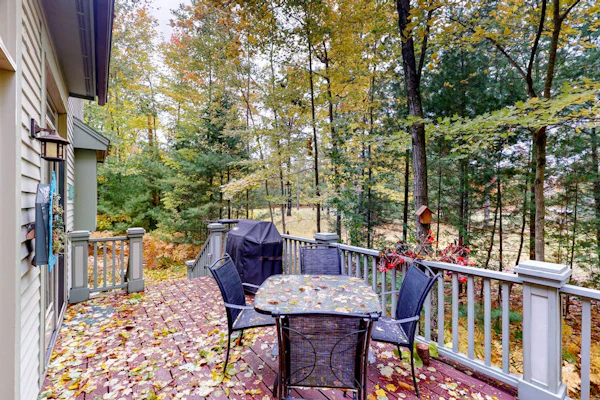 Home near downtown with a fireplace, deck, grill, central AC & washer/dryer