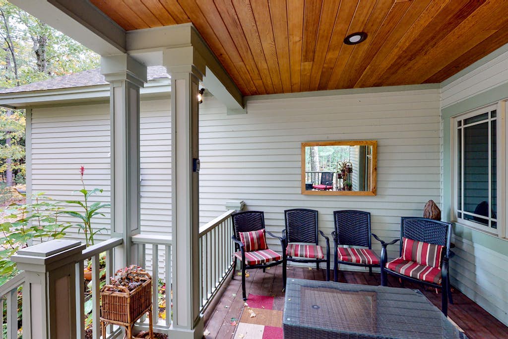 Home near downtown with a fireplace, deck, grill, central AC & washer/dryer