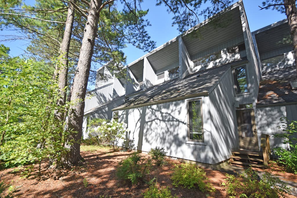 Beachfront townhouse & loft near the water with firepit, deck & cable