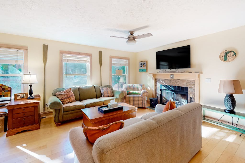 Downtown home in Glen Arbor with central AC, fireplace & washer/dryer