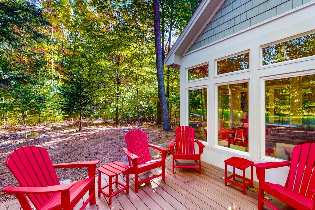 Luxury home with forest views, fireplace, deck, streaming, & washer/dryer