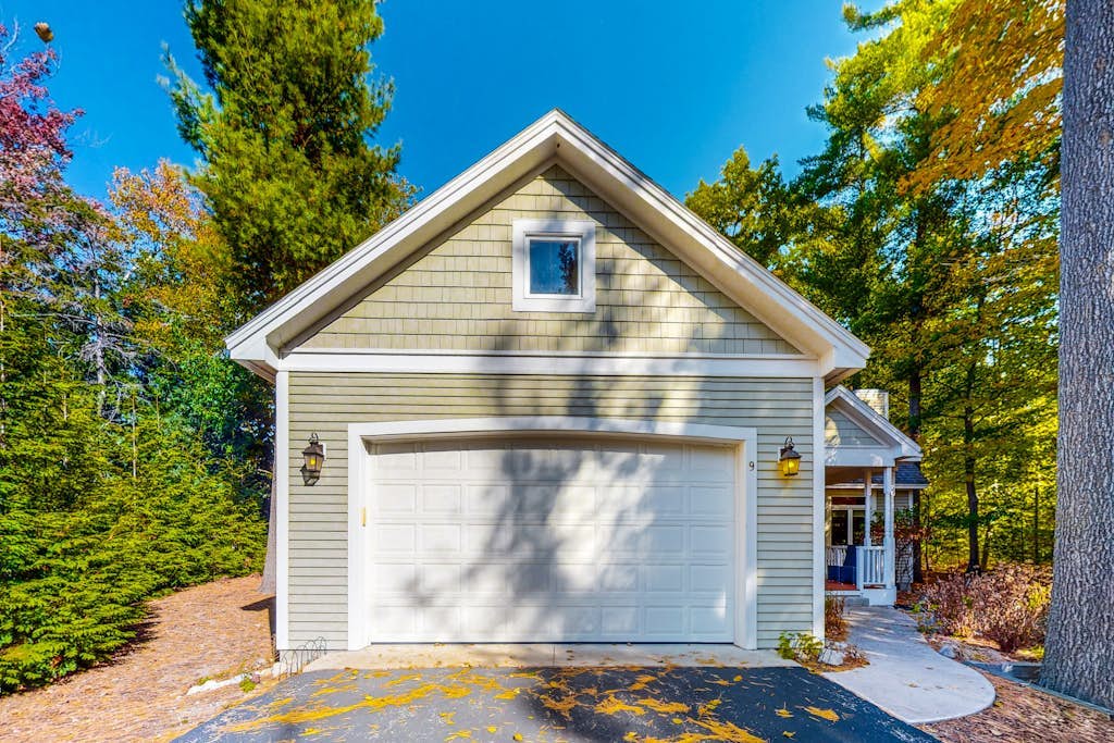 Luxury home with forest views, fireplace, deck, streaming, & washer/dryer