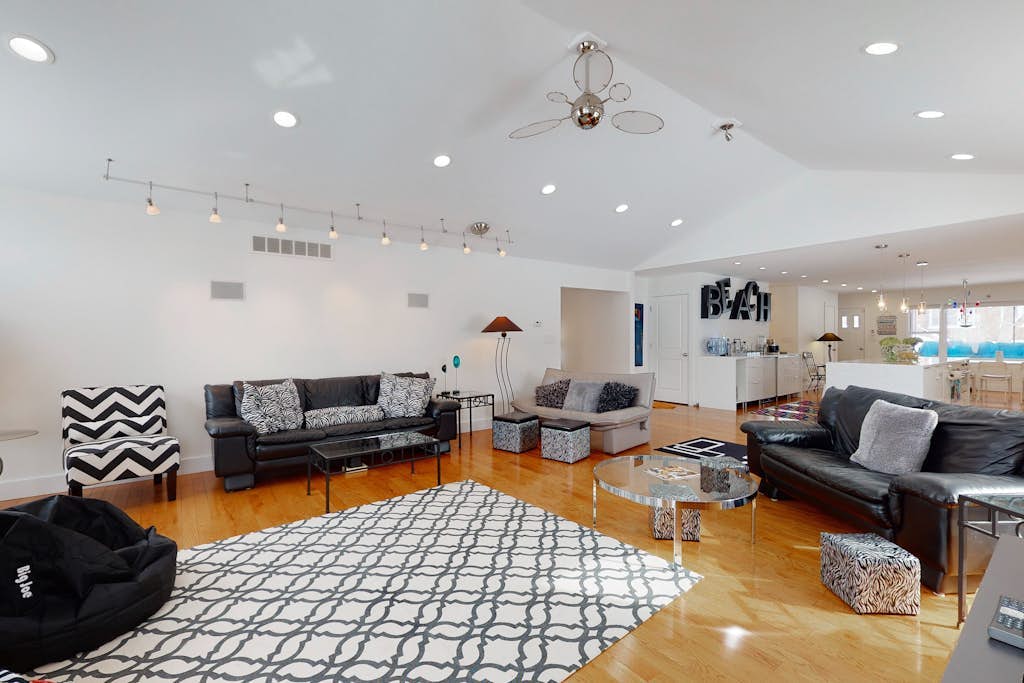 Quiet downtown home with hot tub, firepit, washer/dryer - walk everywhere