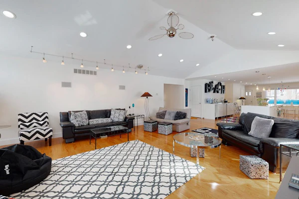 Quiet downtown home with hot tub, firepit, washer/dryer - walk everywhere