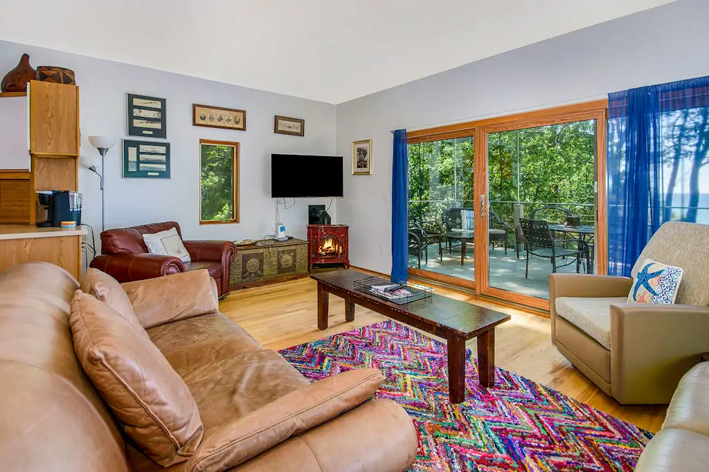 Jacobia Lakefront Retreat
