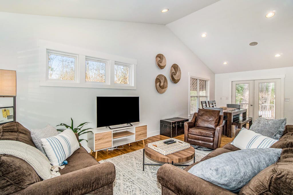 Dog-friendly home with woodland surroundings- next to Clearbrook Golf Course