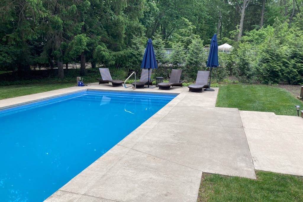 Well-kept home with private outdoor pool, free WiFi, and pool table