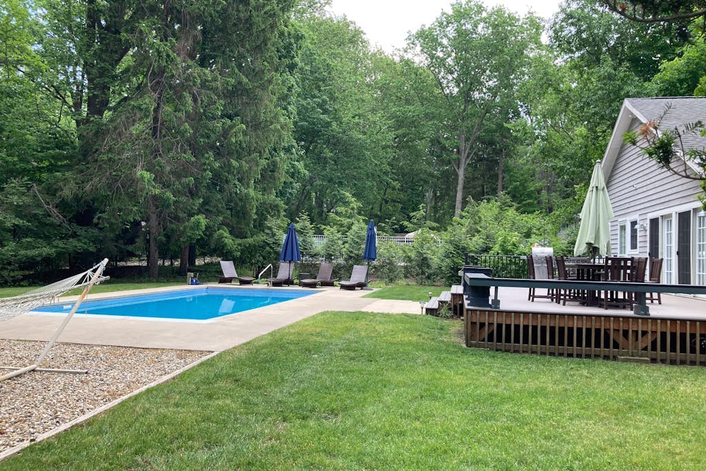 Well-kept home with private outdoor pool, free WiFi, and pool table