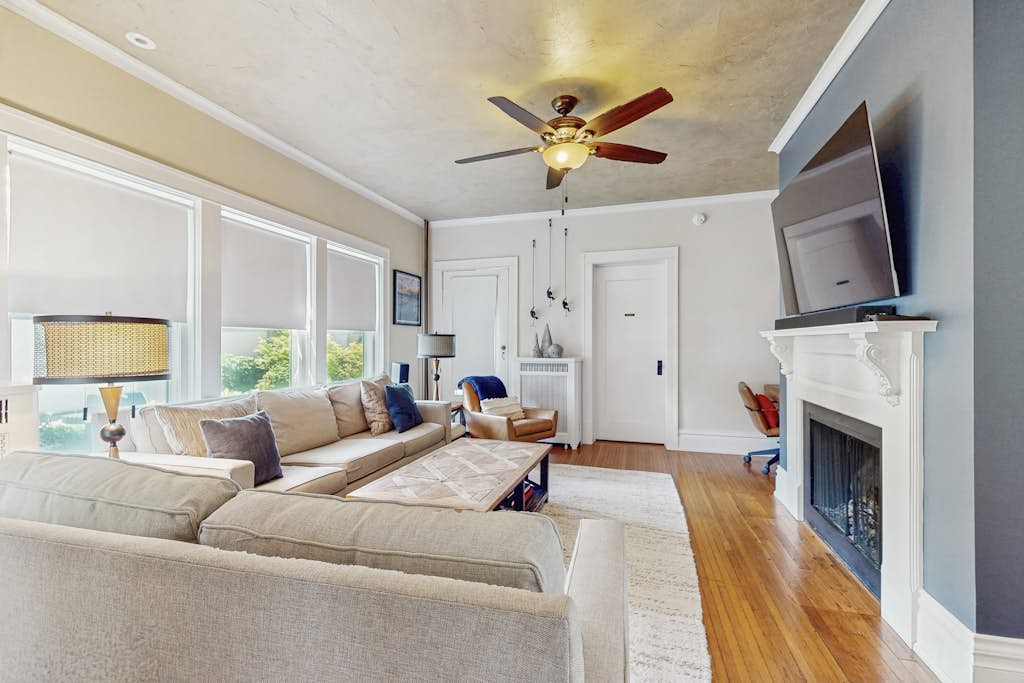 Charming historical home with gated entrance & gas grill - walk around downtown