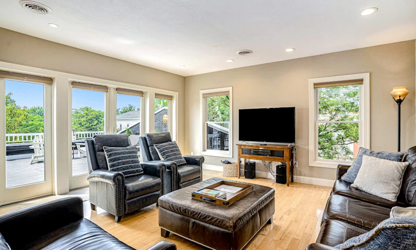 Riverfront Home w/Private Deck/River Views/Free WiFi - Near Restaurants/Marina