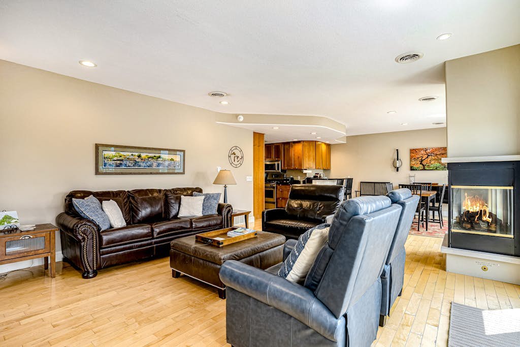 Riverfront Home w/Private Deck/River Views/Free WiFi - Near Restaurants/Marina